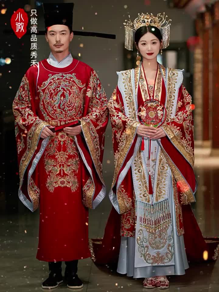 Jeune Couple Photographié En Robe Traditionnelle Chinoise Ou Manchu à